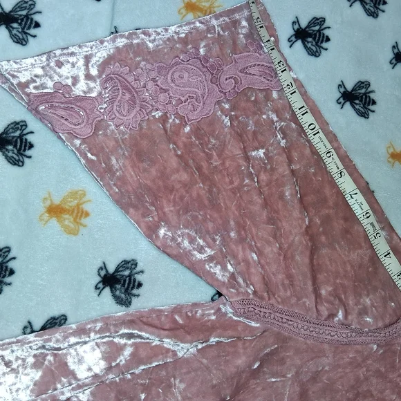 Chic Velvet Women's Blouse in Rose by Westport 1962 - Picture 8 of 8